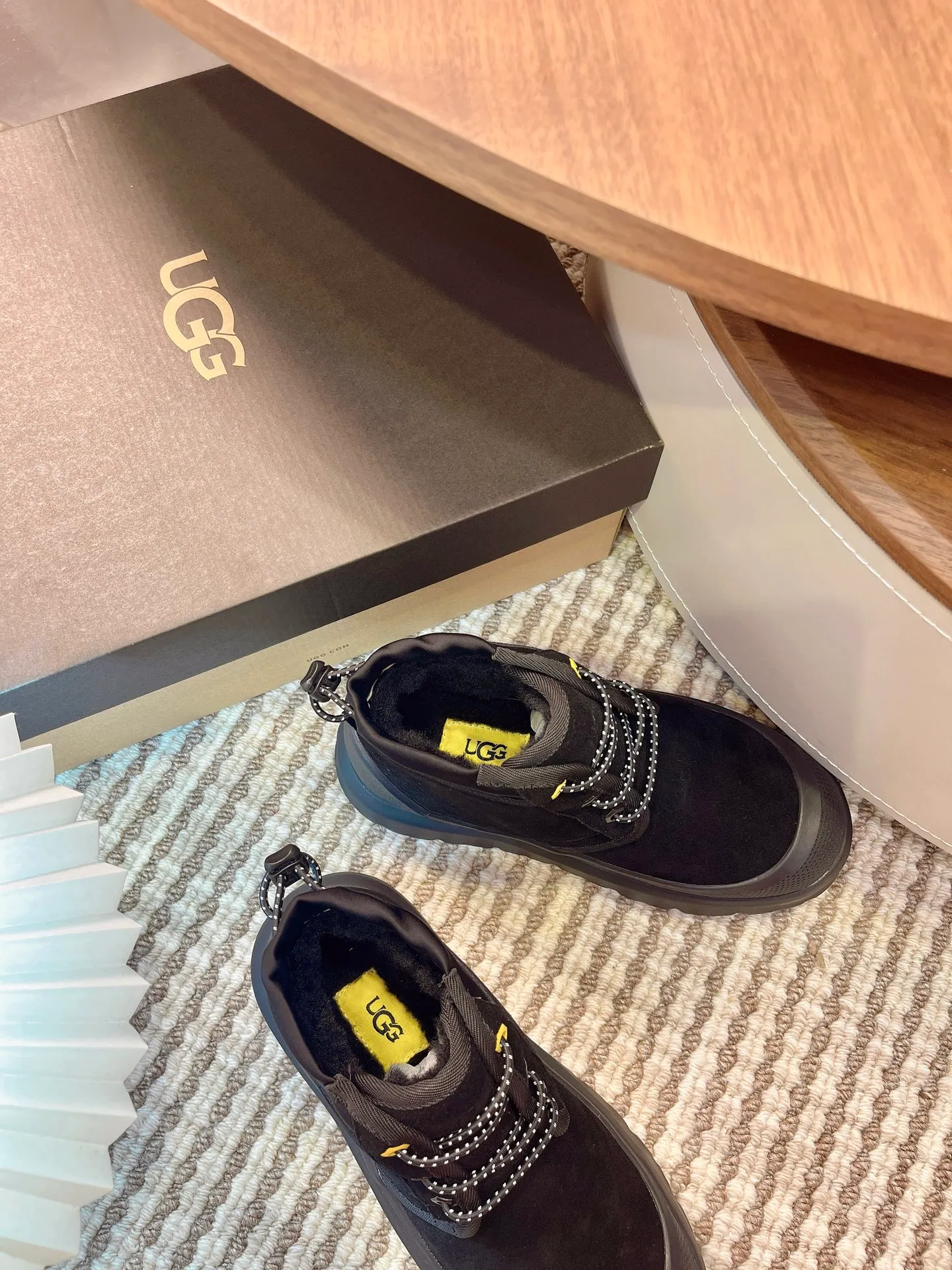 【UGG】 P: 560💰 Couple shoes Size: Women’s size 35-40 / Men’s size 40-44 UGG Tasman Weather Hybrid slip-on snow boots👢 Wang Yibo's same style 👏 adds a large orange sole to the classic Tasman shoe style, functional color contrast design, environmentally friendly waterproof and snowproof material, which has both fashionable and functional attributes. At the same time, it is paired with the new UGG furry shoes Keen's furry color-blocking jacket. Bright orange and maroon collide to create a new light outdoor style and open up a new travel experience in early autumn! Using the best materials, the 17mm fur integrated surface is warmer and breathable, and the outsole is upgraded to a lightweight and wear-resistant light wing technology outsole!
